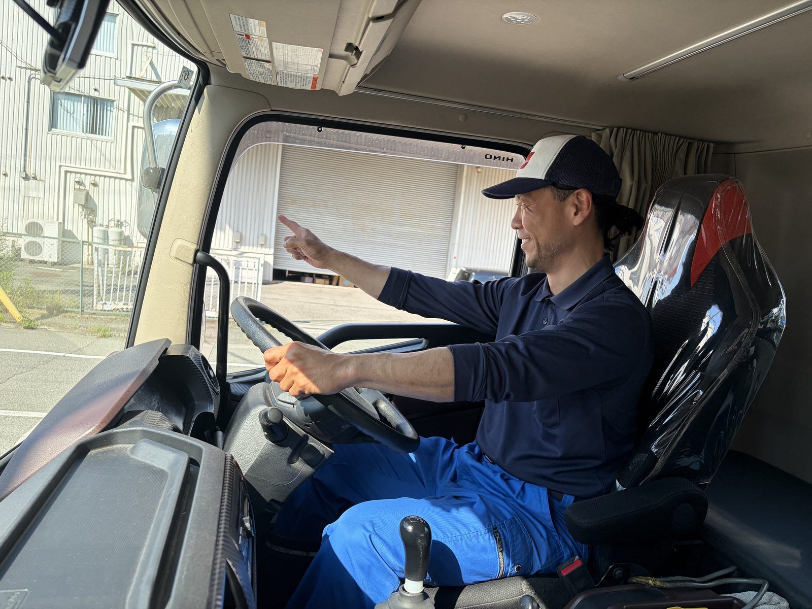 運転席でミラーを確認する金さん