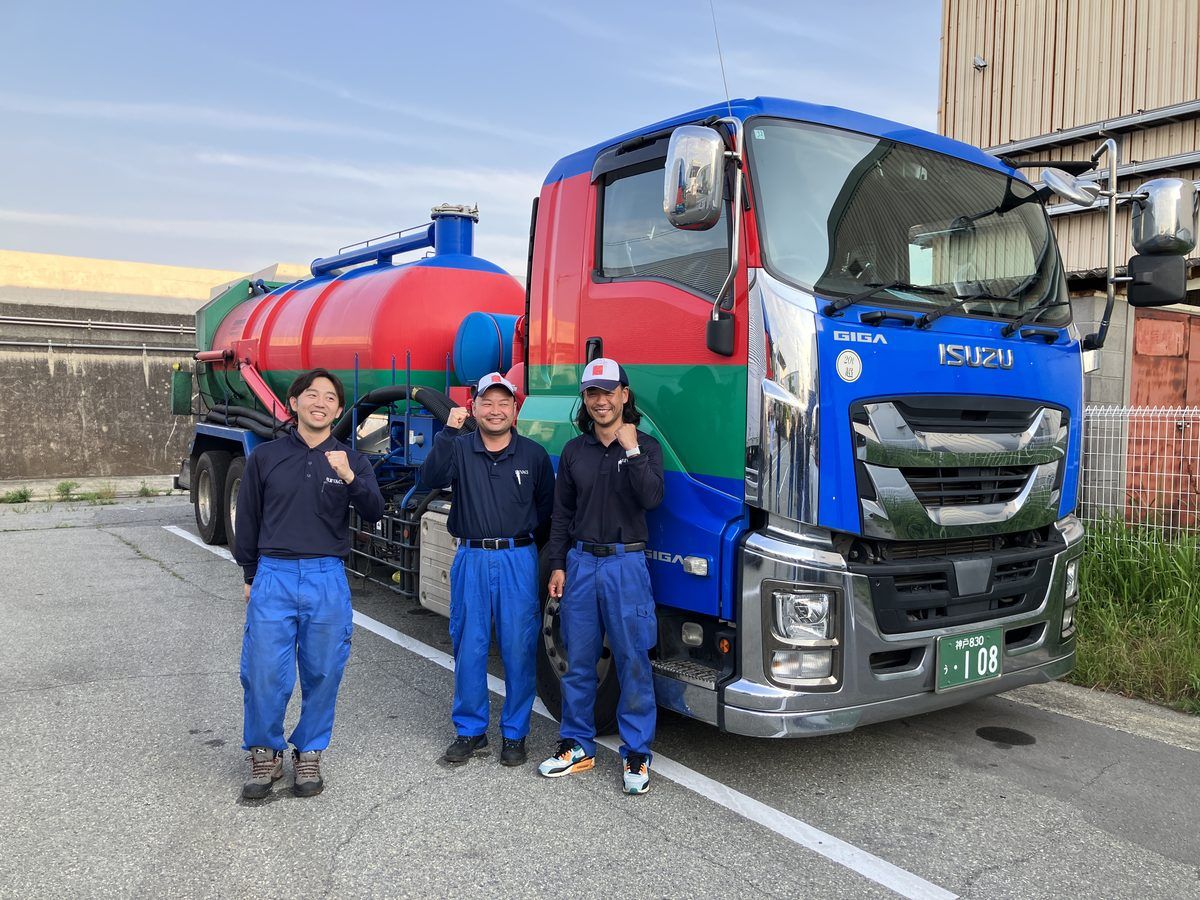 汚泥などを吸引する吸引車