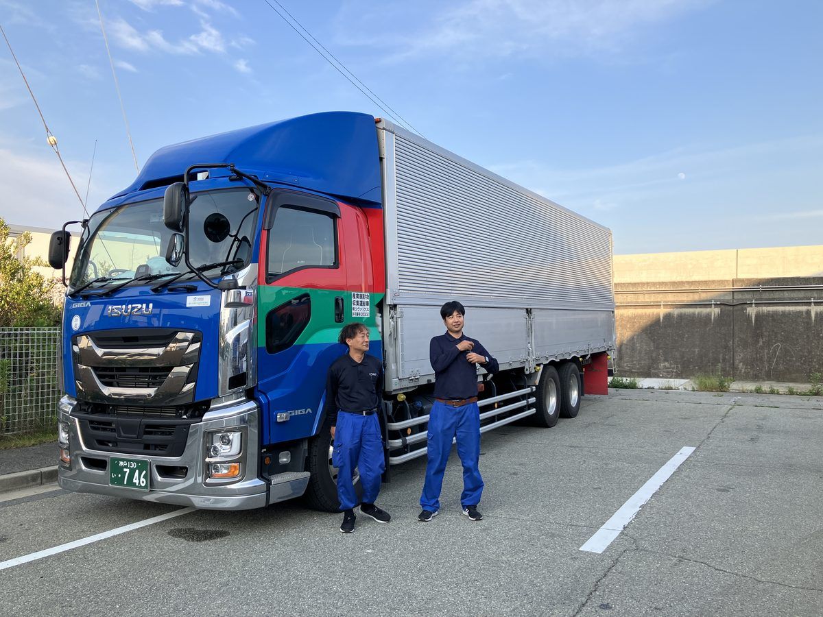 側面が大きく開くウィング車