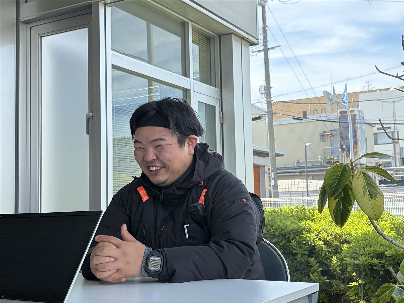 笑顔でインタビューに答える大矢さん