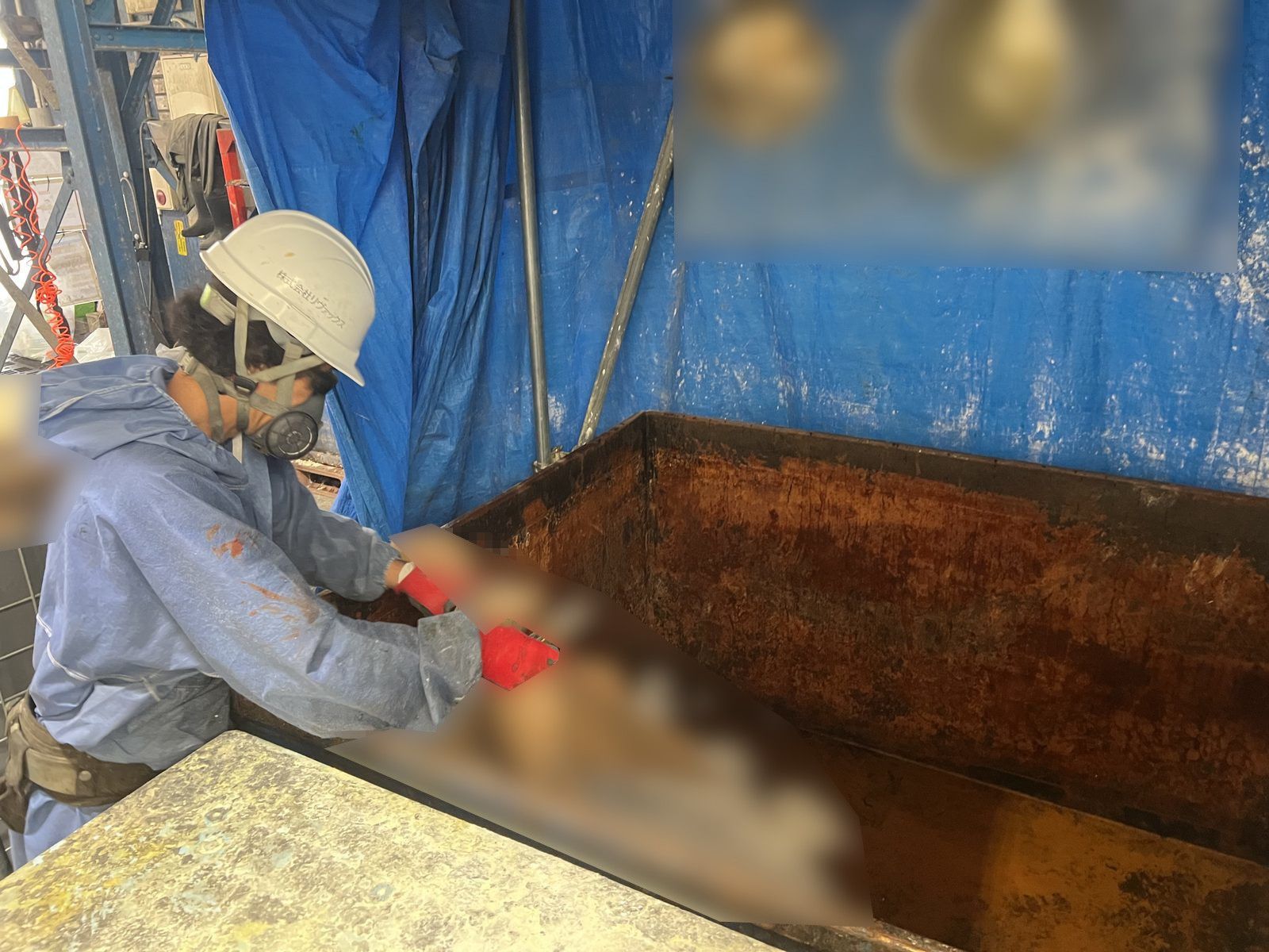 粉体製品の開梱作業の一例